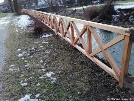 Zamenjan dotrajan del lesene ograje ob Nevljici (1)